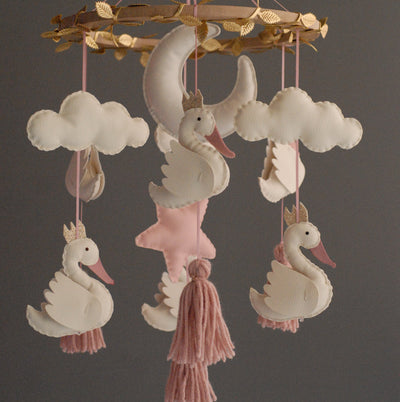 Móvil Decorativo - Sueño de Cisnes - Camú