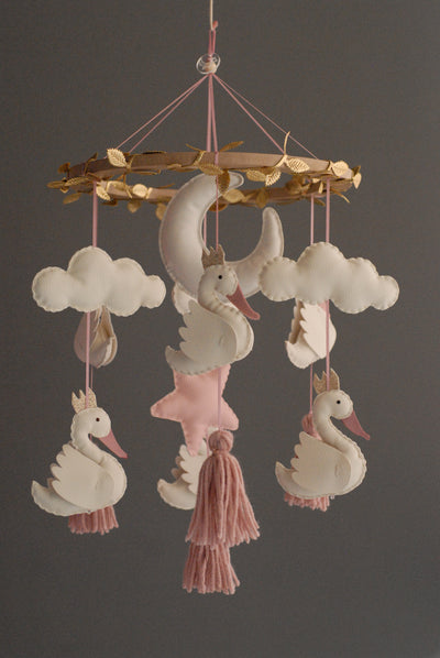 Móvil Decorativo - Sueño de Cisnes - Camú